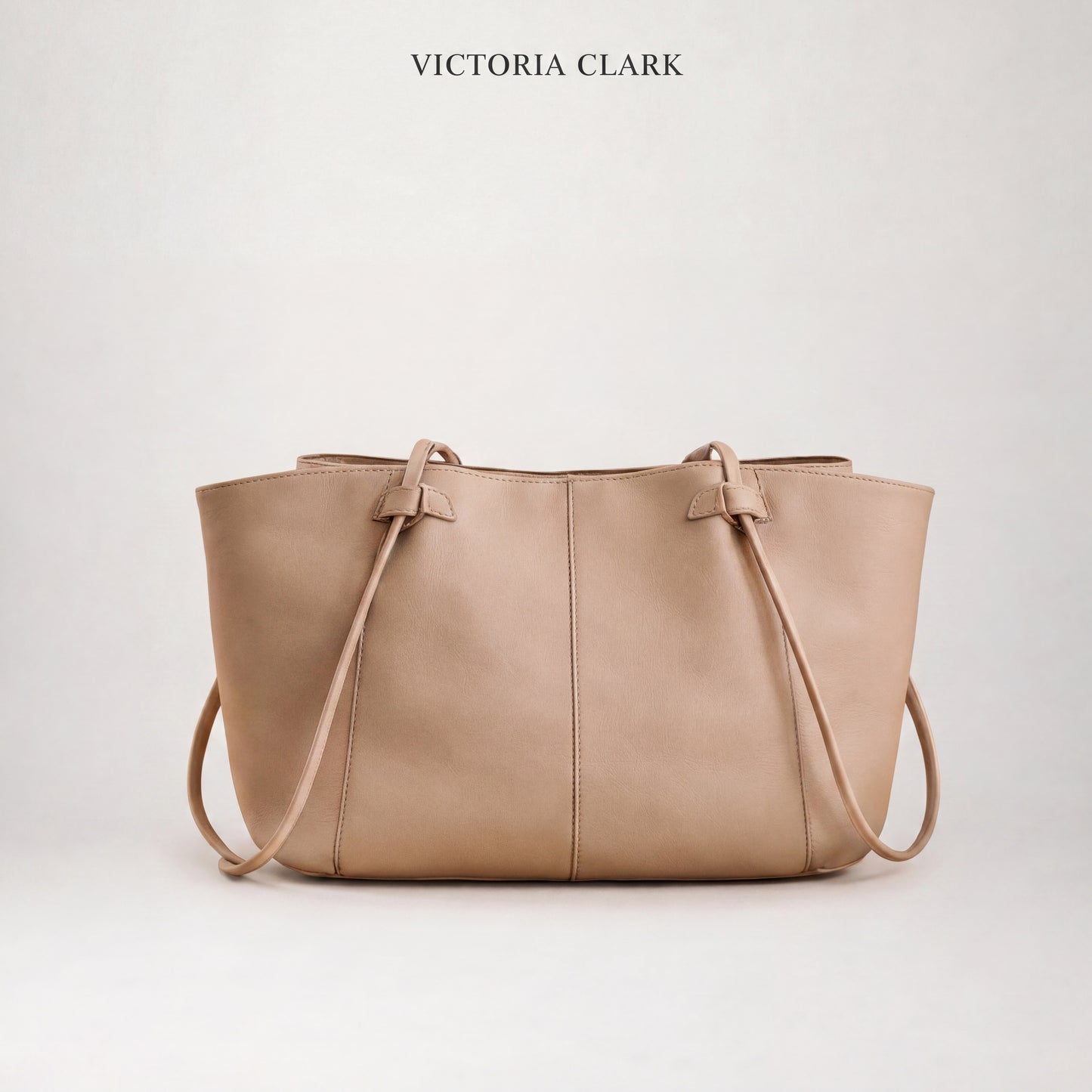 BOLSO SHOPPER ESTRUCTURADO CON DETALLE METÁLICO