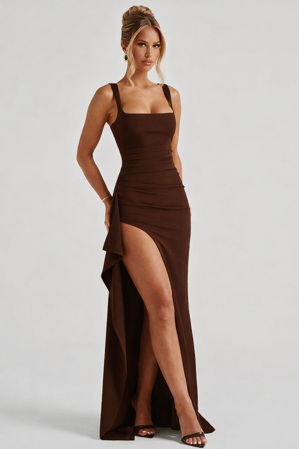 VESTIDO LARGO SATINADO CON ESCOTE CUADRADO Y ABERTURA