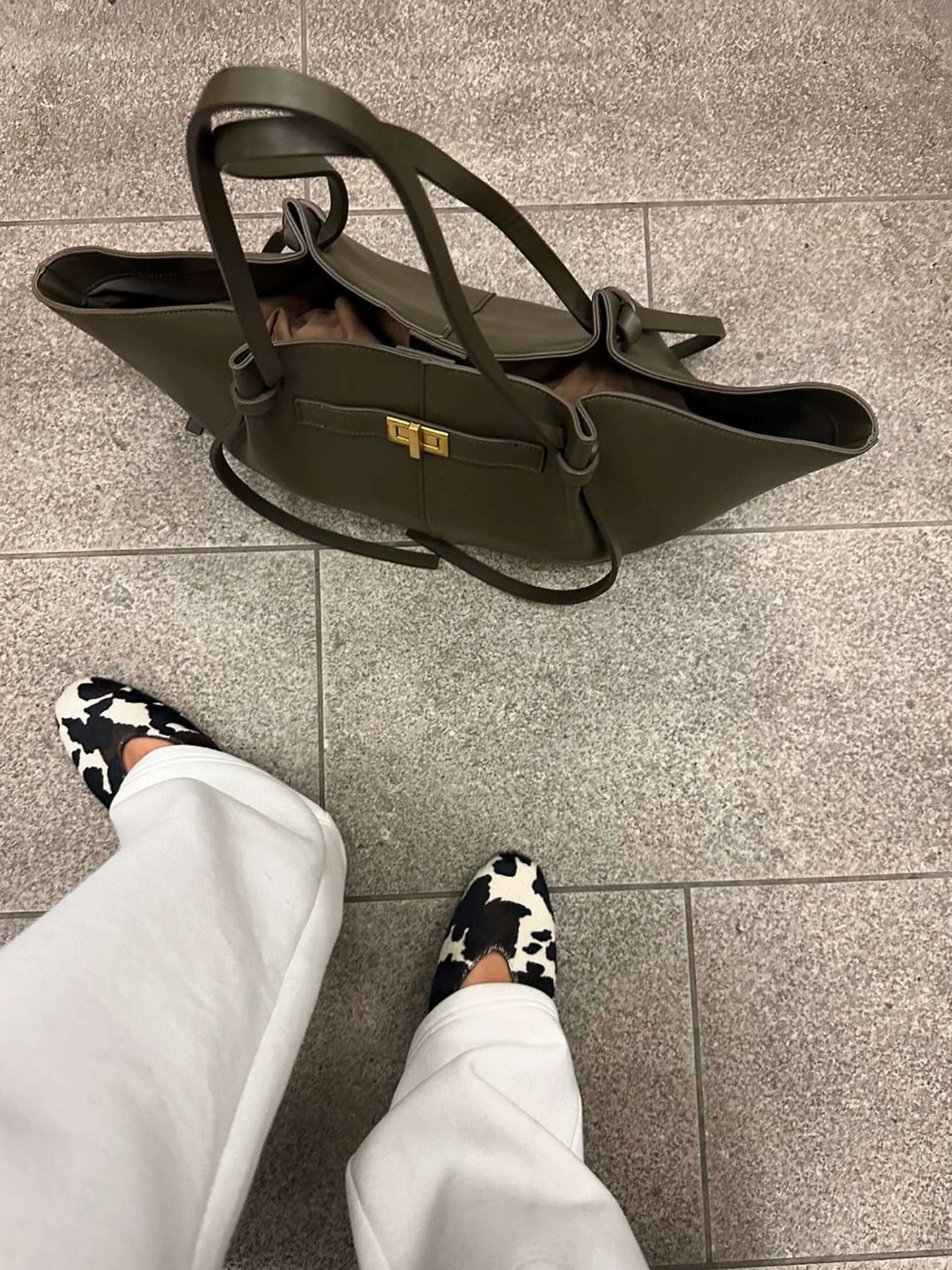 BOLSO SHOPPER ESTRUCTURADO CON DETALLE METÁLICO