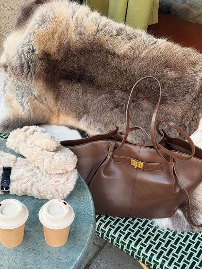 BOLSO SHOPPER ESTRUCTURADO CON DETALLE METÁLICO